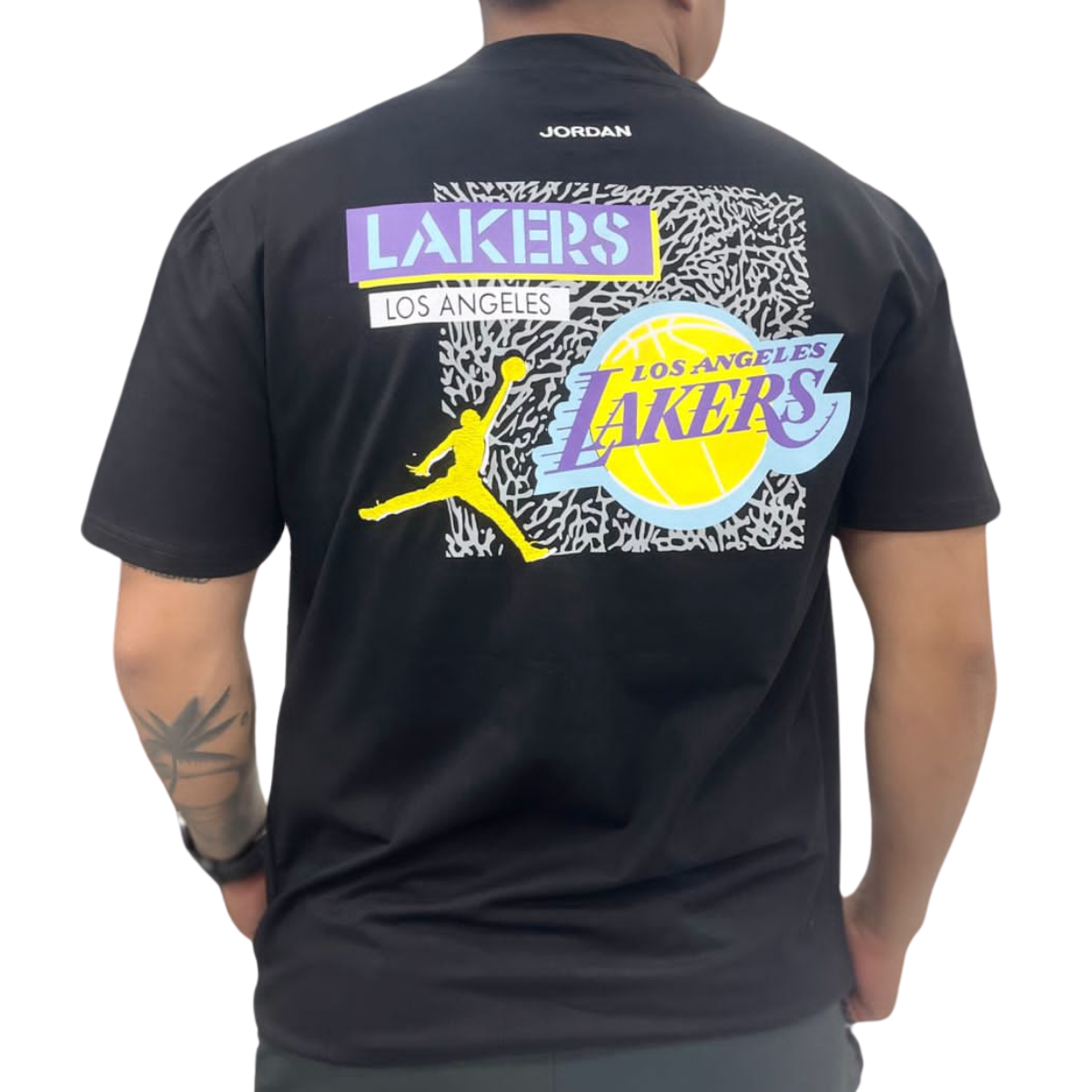 Comprar Camiseta Jordan Los Angeles Lakers en Onlineshoppingcenterg. ¿Buscas comprar camiseta Jordan Los Angeles Lakers? En Onlineshoppingcenterg ofrecemos la mejor selección de camisetas y poleras de Jordan inspiradas en el icónico equipo de los Lakers. Una camiseta Jordan es ideal para los fanáticos de Michael Jordan y de la NBA que buscan combinar estilo, comodidad y apoyo a su equipo favorito.  ¿Por Qué Comprar una Camiseta Jordan Los Angeles Lakers? La camiseta Jordan Los Angeles Lakers no es solo una prenda; es una declaración de estilo que rinde homenaje a una de las leyendas del baloncesto, Michael Jordan, y a los históricos Lakers. Estas camisetas están diseñadas para ofrecer la mejor calidad, y su diseño las hace perfectas tanto para practicar deportes como para usarlas en tu día a día.  Ventajas de Comprar Camisetas Jordan Estilo Atemporal: Las camisetas Jordan hombre tienen un estilo que nunca pasa de moda y que puedes combinar fácilmente con cualquier outfit. Material de Calidad: La camiseta Jordan negra y la camiseta blanca Jordan están hechas con materiales que garantizan comodidad y durabilidad. Variedad de Diseños: Desde la camiseta Jordan Flight hasta la camiseta Jordan Los Angeles Lakers, hay opciones para todos los gustos. Tipos de Camisetas Jordan Disponibles en Onlineshoppingcenterg Camiseta Jordan Negra y Blanca La camiseta Jordan negra es perfecta si buscas una prenda versátil que combine con todo. También puedes optar por la camiseta blanca Jordan para un look más fresco y casual.